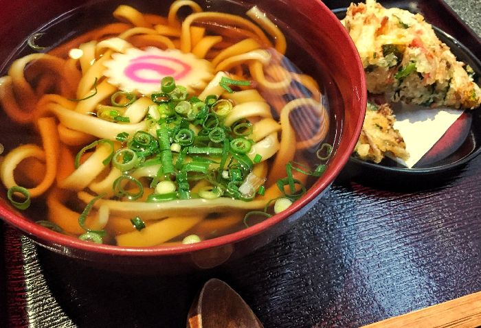 Ăn gì ở Kyoto -Ăn mì Udon ngay khi đến Kyoto để không bỏ lỡ mĩ vị hấp dẫn của xứ xở hoa anh đào. Nguồn (inhat.vn)