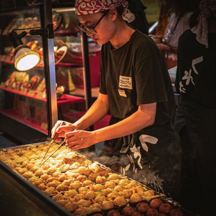 Chế biến Takoyaki, một đặc sản Osaka