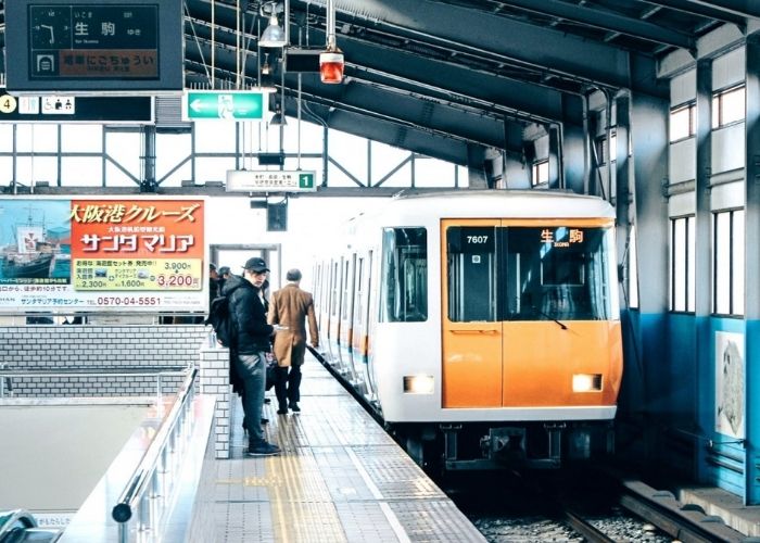 Đi tàu đến công viên Universal Osaka