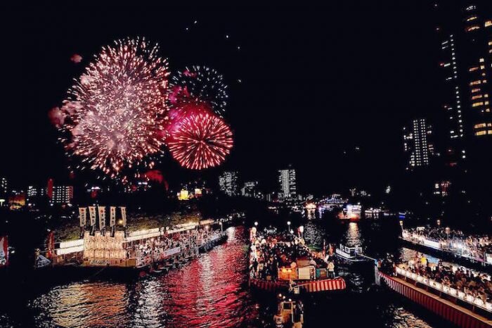 Lễ hội Tenjin với nghi lễ rước thần trên sông