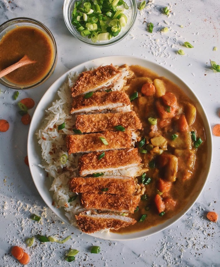 Thưởng thức món thịt heo chiên xù Tonkatsu nổi tiếng tại Nhật Bản. Nguồn: nom_life
