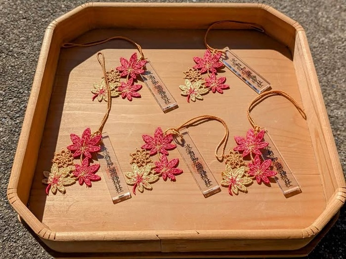 Bùa may mắn Omamori tinh xảo, gửi gắm lời chúc bình an. Nguồn: hajikami_jinja