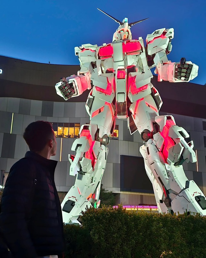 Bức tượng Robot Gundam khổng lồ rực rỡ dưới ánh đèn đêm. Nguồn: sebasbeltran_