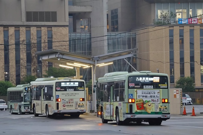 Di chuyển bằng xe buýt từ ga Kyoto đến chùa kinkakuji. Nguồn: jhsnaps.jpg