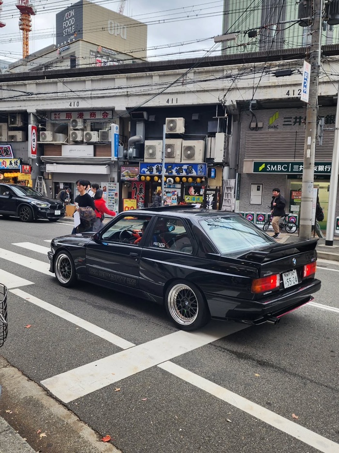 Tầm quan trọng của việc đeo dây an toàn suốt hành trình lưu thông trên đường. Nguồn: jlozada.media