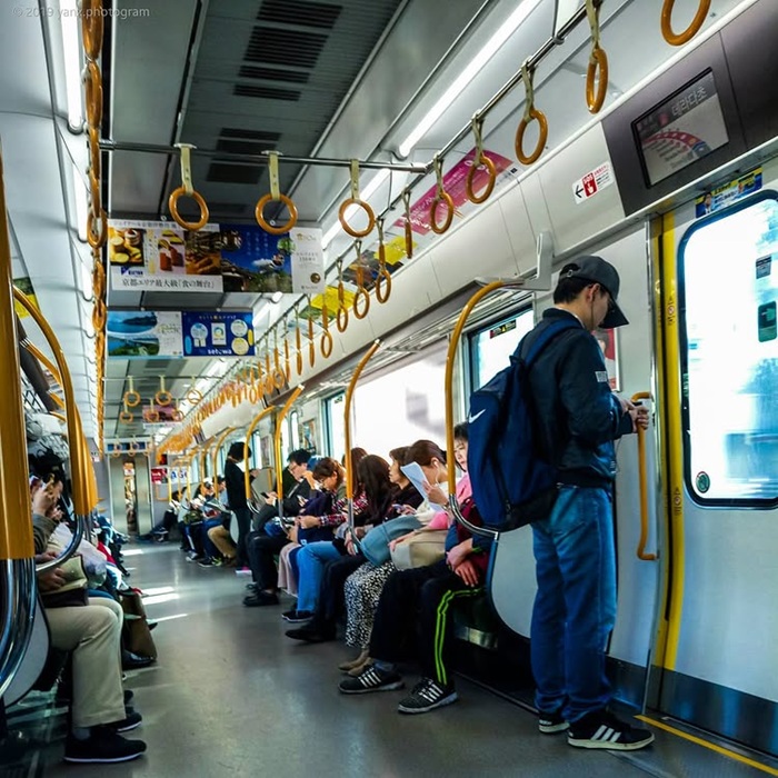 Hạn chế nói chuyện lớn tiếng khi sử dụng phương tiện chung. Nguồn: yanz.photogram