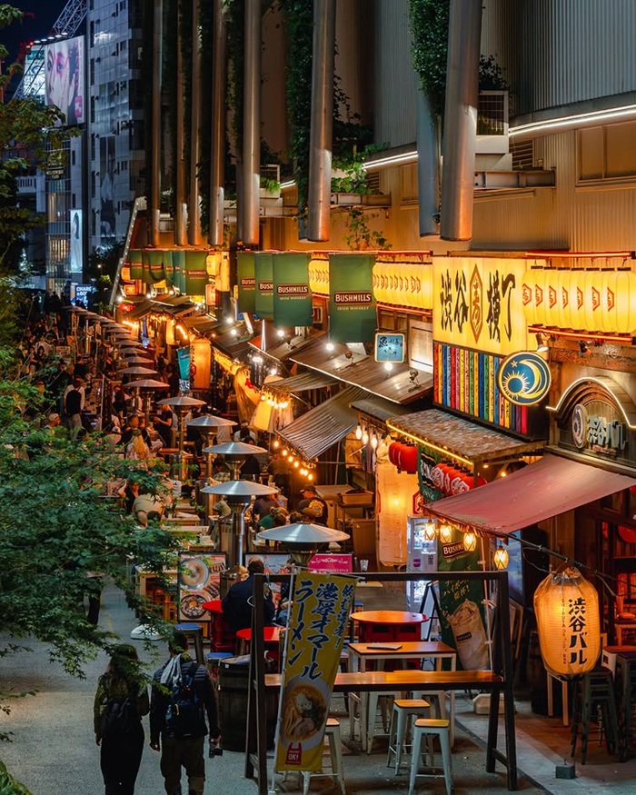 Giao tiếp văn minh qua những cử chỉ tay đúng mực. Nguồn: tokyotokyooldmeetsnew
