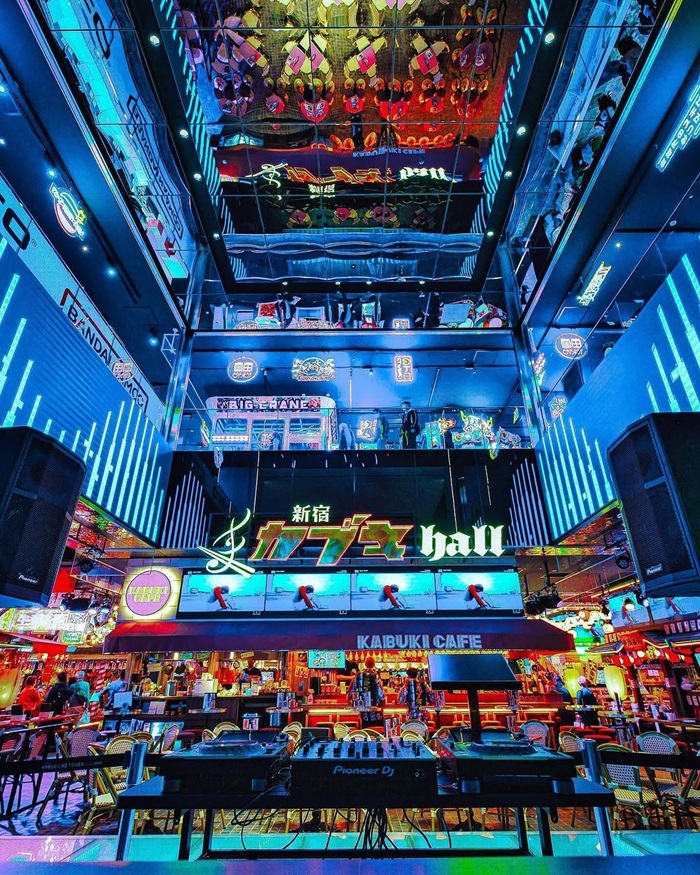 Khám phá thế giới host và hostess club tại kabukicho phố đèn đỏ. Nguồn: visitjapan.us