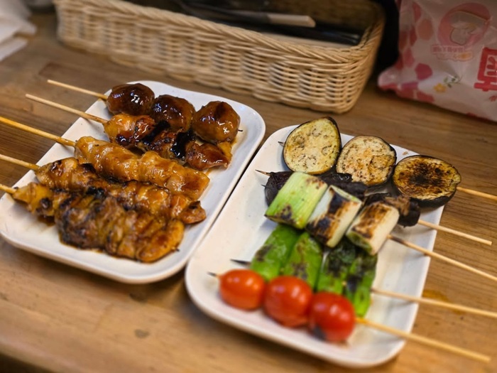 Thưởng thức xiên thịt nướng yakitori tại ngõ ẩm thực hoài cổ Omoide yokocho. Nguồn: __lazy.bear__