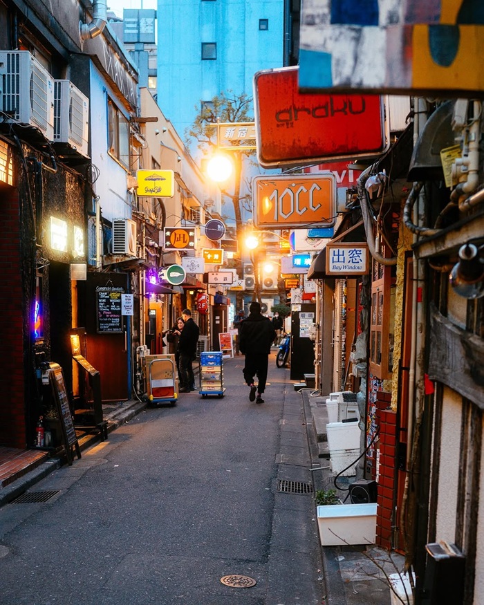 Không gian thưởng thức rượu ấm cúng tại khu Shinjuku Golden gai. Nguồn: santiagosqr