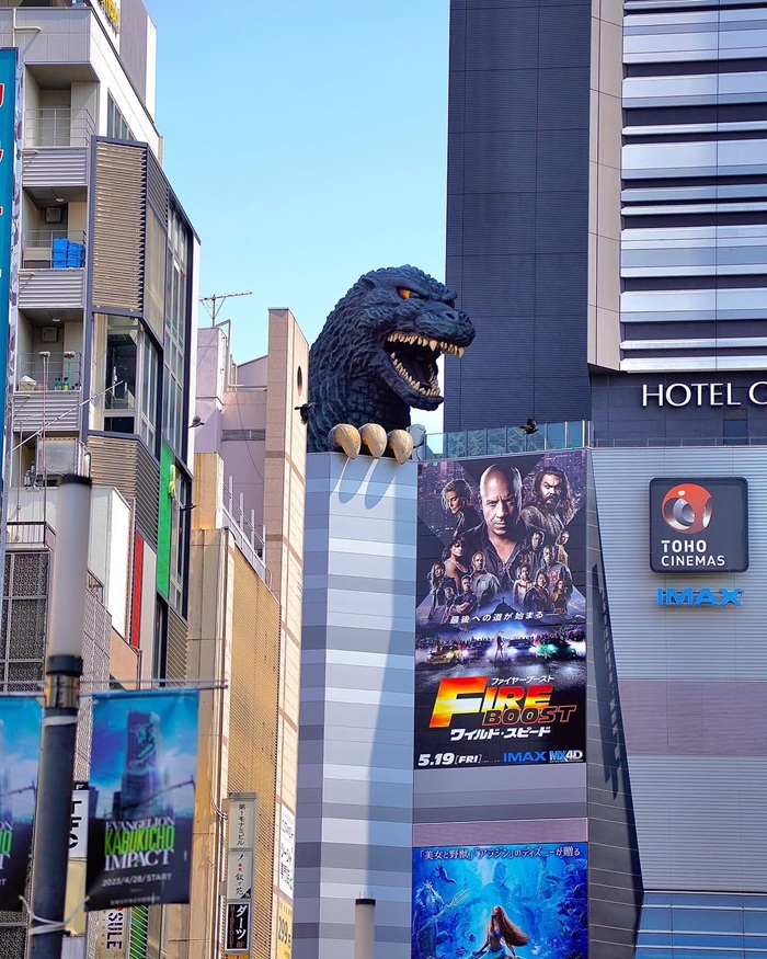 Mô hình Godzilla head tại Toho cinema khổng lồ rất nổi tiếng tại Shinjuku. Nguồn: lovemyhoneybun