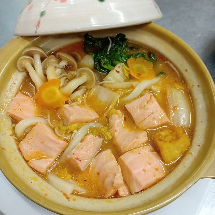Nồi lẩu cá hồi truyền thống gắn liền với bữa cơm gia đình ấm áp bản địa. Nguồn: saisandining