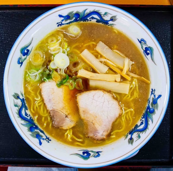 Thưởng thức mì Shoyu Asahikawa để sưởi ấm cơ thể trong những ngày giá rét. Nguồn: 5amramen