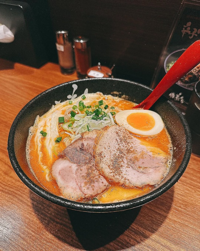 Mì Miso Ramen Sapporo thuộc top món ngon nhất định phải thử khi tới Hokkaido. Nguồn: _always_tripping_