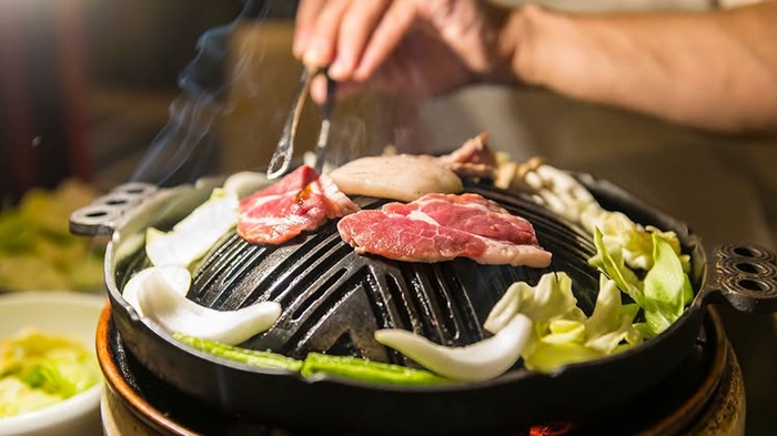 Hơi nóng làm chín mềm lát thịt cừu nướng Jingisukan mọng nước. Nguồn: umamilist