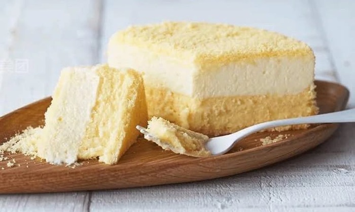 Cận cảnh chiếc bánh phô mai mềm xốp phủ lớp bột mịn màng bắt mắt. Nguồn: bunny_nicole