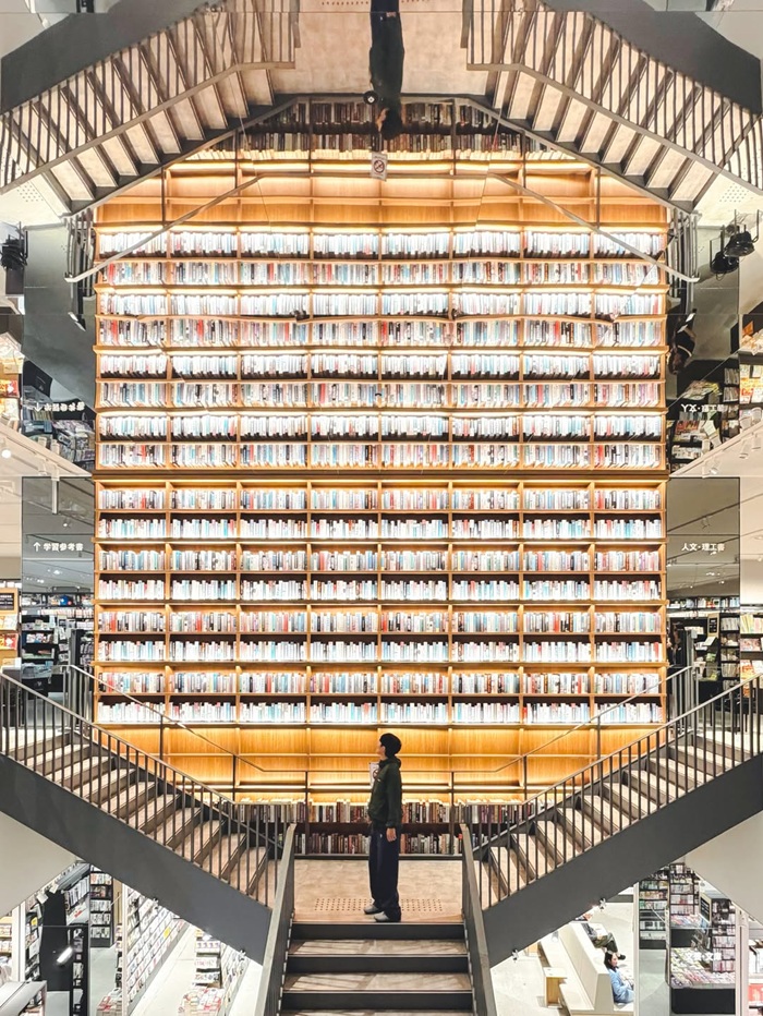 TSUTAYA Books là địa điểm chụp ảnh đẹp ở thành phố Nagoya đầy tính nghệ thuật. Nguồn: r.year