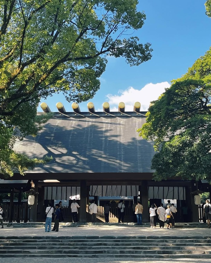 Săn ảnh mang phong cách hoài cổ tại không gian linh thiêng Atsuta Jingu. Nguồn: chipauwong