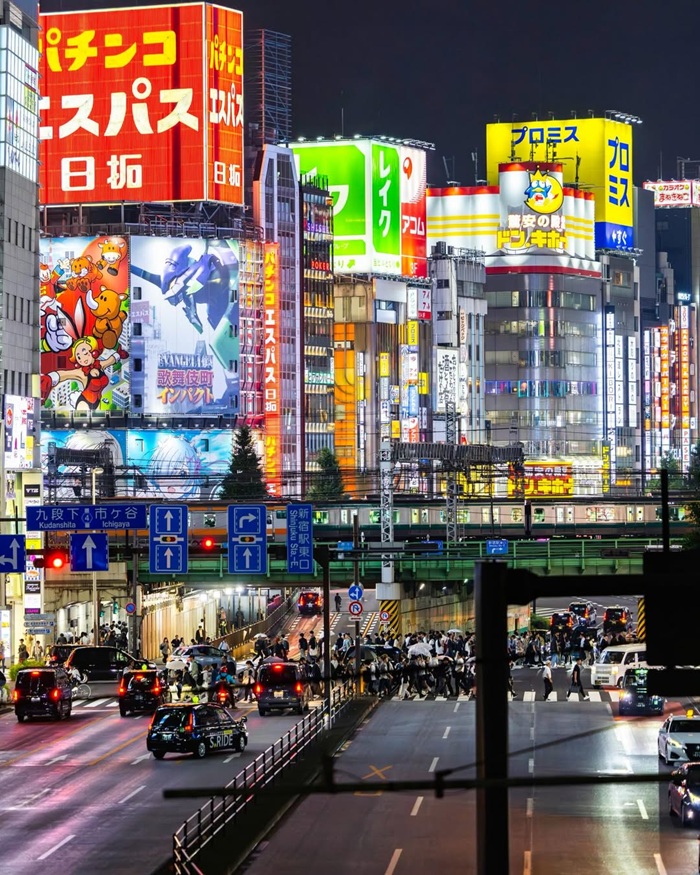 Sử dụng tàu điện hoặc taxi để đến Kabukicho phố đèn đỏ. Nguồn: okada77_77777