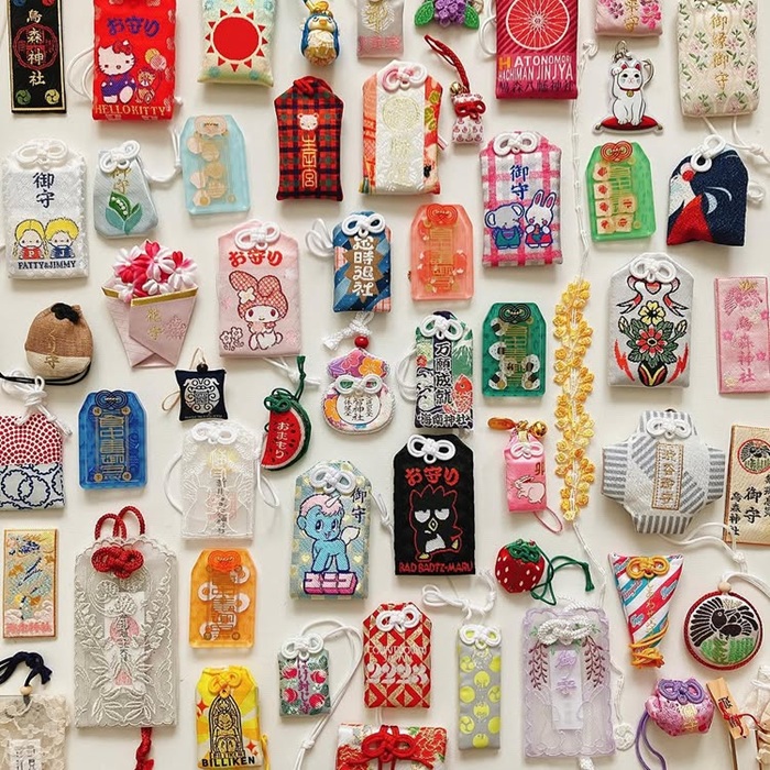 Đi Nhật Bản nên mua gì làm quà? Bùa hộ mệnh may mắn Omamori. Nguồn: bwrp_iida