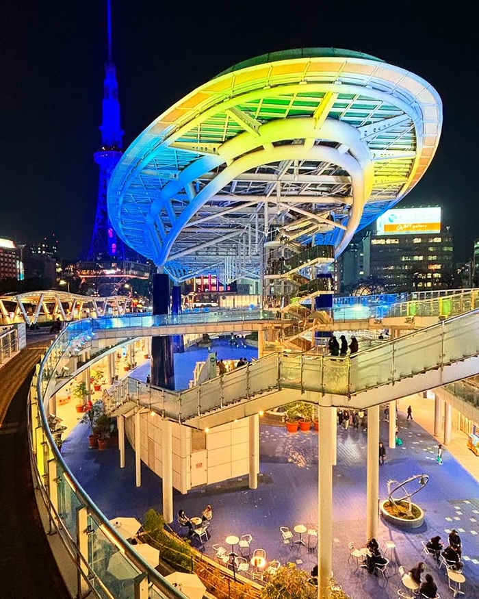 Tòa nhà Oasis 21 là điểm check-in mang phong cách tương lai đầy ấn tượng. Nguồn: taketakepi