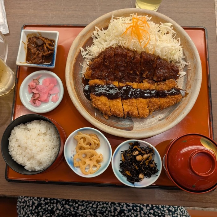 Thưởng thức Miso Katsu với nước sốt miso đỏ Hatcho béo ngậy. Nguồn: therandomfoodie