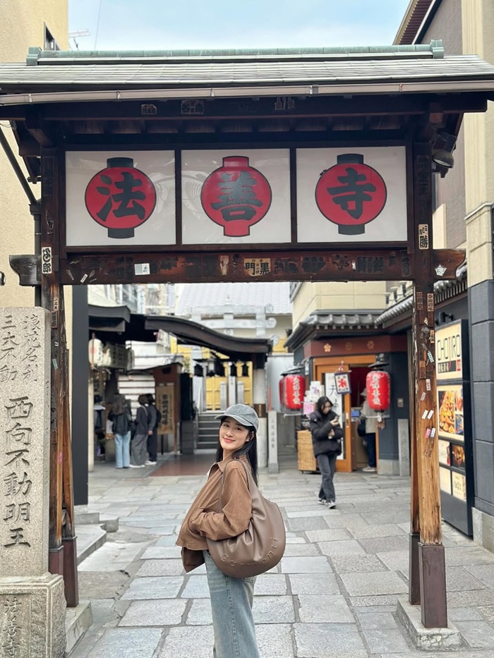 Hozenji Yokocho mang vẻ đẹp trầm mặc tương phản với Namba sầm uất. Nguồn: osakametro_nine