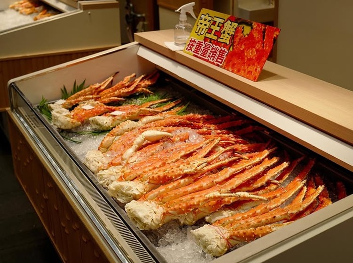 Du khách có thể thưởng thức cua hoàng đế tươi ngon tại chợ Kuromon, Namba. Nguồn: ple_rachan