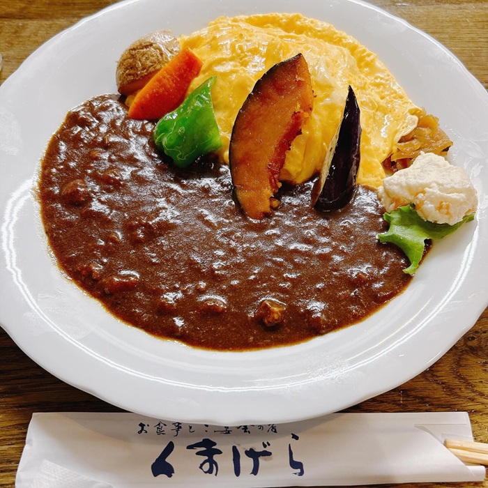 Thưởng thức món ngon cà ri Furano Omucurry đặc trưng của vùng. Nguồn: risalog_gourmet