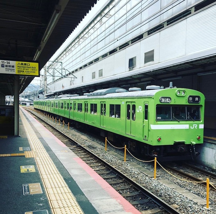 Du khách có thể đi tuyến JR Nara Line để đến đền thuận tiện nhất. Nguồn: junpei_103