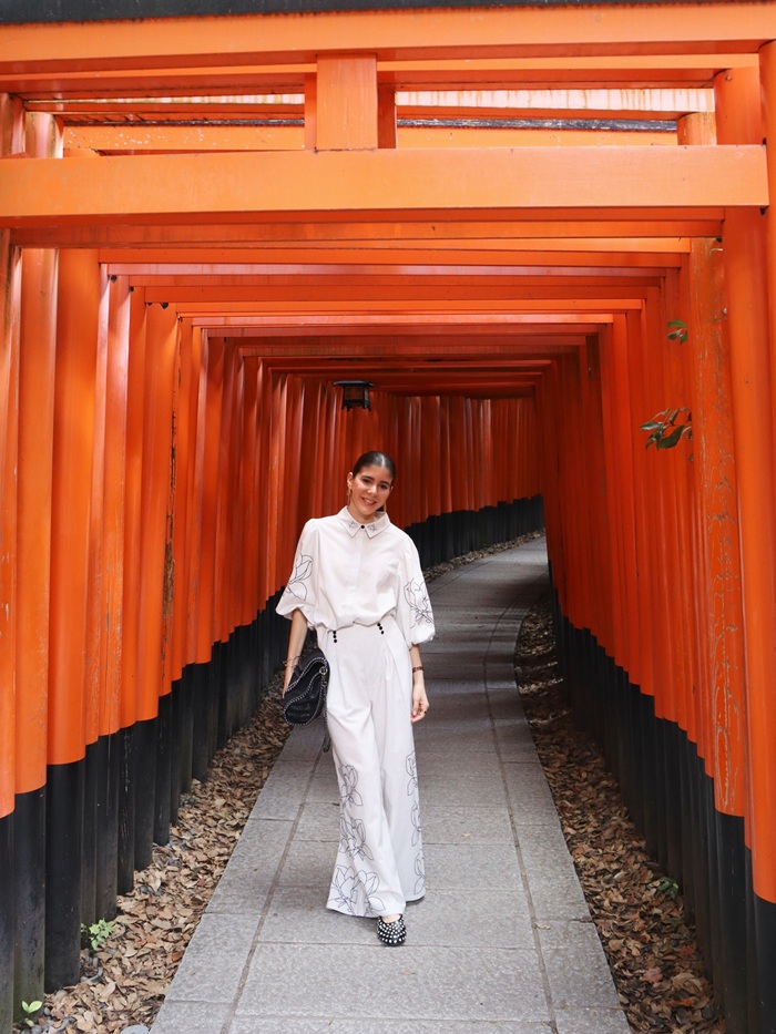 Con đường Senbon Torii rực rỡ - điểm check in nổi tiếng tại đền Fushimi Inari. Nguồn: ivetteves