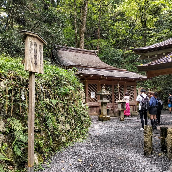 Du khách sẽ bắt gặp nhiều đèn thờ phụ nhỏ dọc cung đường lên đền Fushimi Inari. Nguồn: duca_eliamessina_dellagualdora