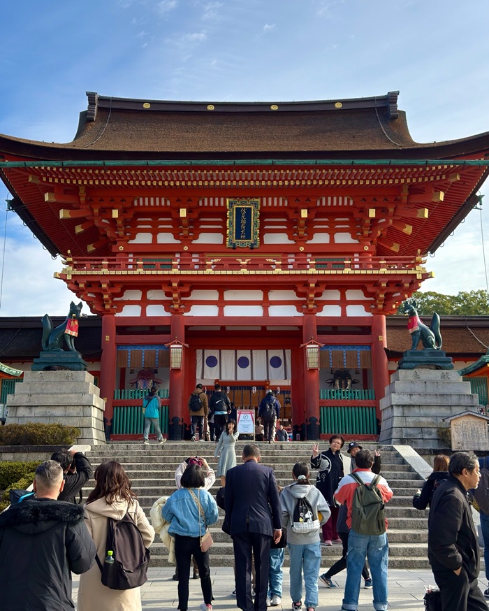 Đền thờ Fushimi Inari mở cửa 24h và hoàn toàn miễn phí vé vào cửa. Nguồn: hdes93404lg