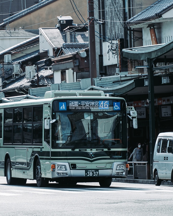 Di chuyển bằng phương tiện công cộng khi tham gia lễ hội Gion. Nguồn: anders.jpg