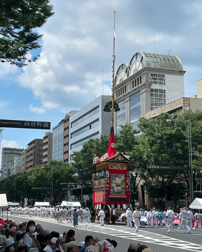 Du khách nên tuân thủ quy định của ban tổ chức để tận hưởng trọn vẹn lễ hội Gion. Nguồn: kazinkyoto