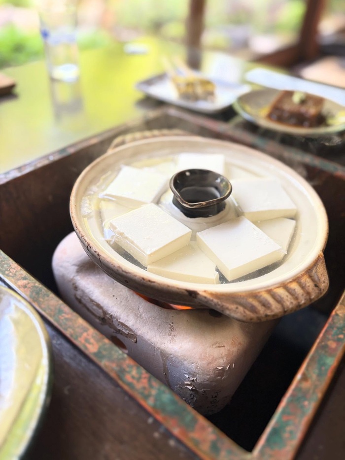 Thưởng thức lẩu đậu phụ Yudofu nóng hổi thanh nhẹ bụng. Nguồn: una.shira
