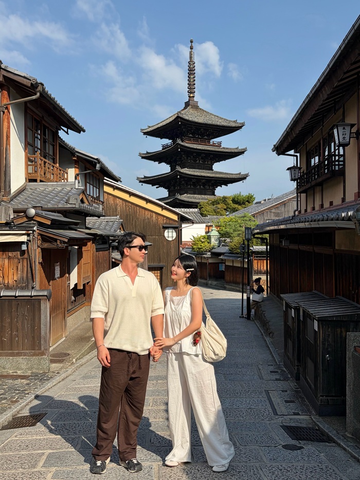 Lựa chọn trang phục thoải mái cho chuyến du lịch Kyoto tự túc. Nguồn: vely_milly