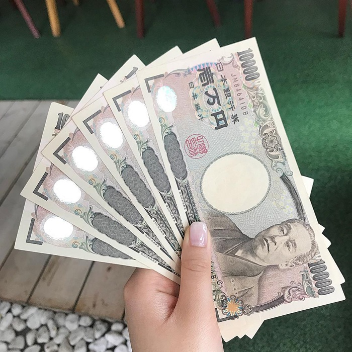 Đổi tiền mặt yên Nhật trước khi bắt đầu chuyến du lịch Kyoto tự túc. Nguồn: nodi1003