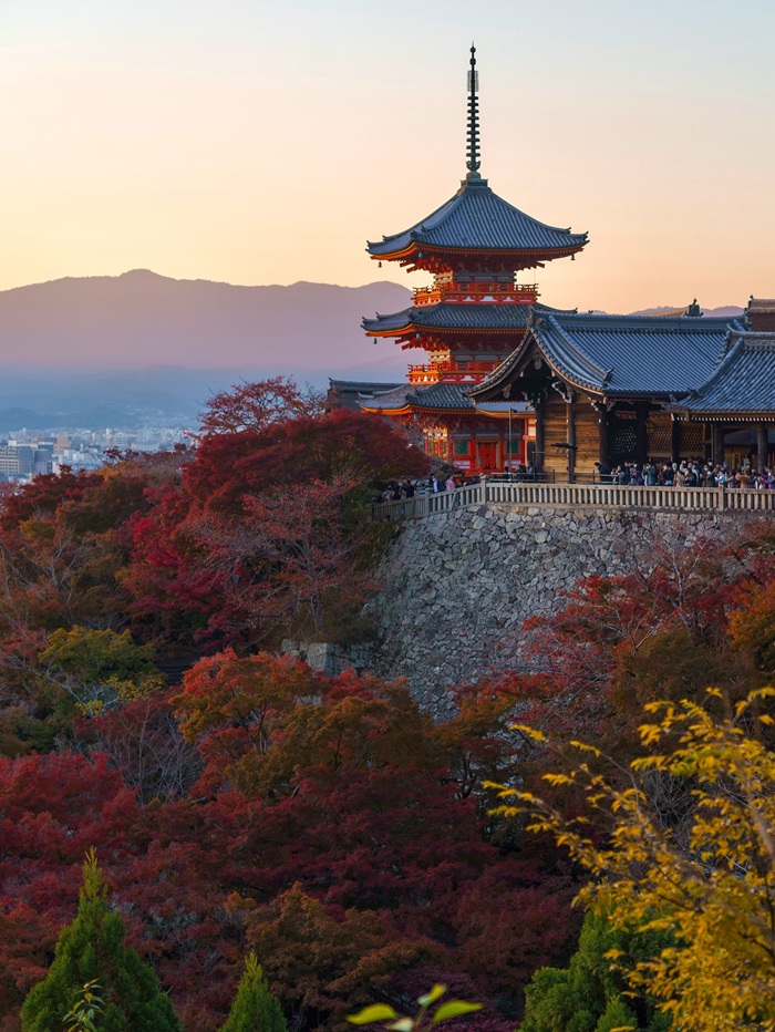 Chiêm ngưỡng kiến trúc gỗ cổ kính của chùa Kiyomizu-dera tại Kyoto. Nguồn: bird_zekkei