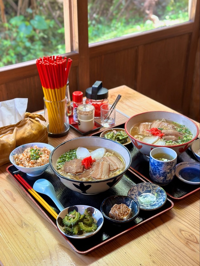 Thưởng thức bát mì Okinawa Soba chuẩn vị tại quán địa phương. Nguồn: okirip.shoko