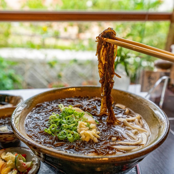 Trải nghiệm hương vị thanh mát của loại rong biển Mozuku. Nguồn: okinawa.365