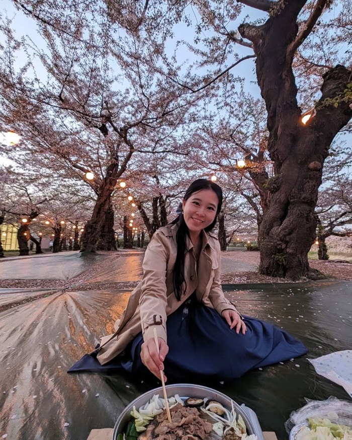 Trải nghiệm nướng thịt dưới tán hoa anh đào tại Hokkaido. Nguồn: charmrummy