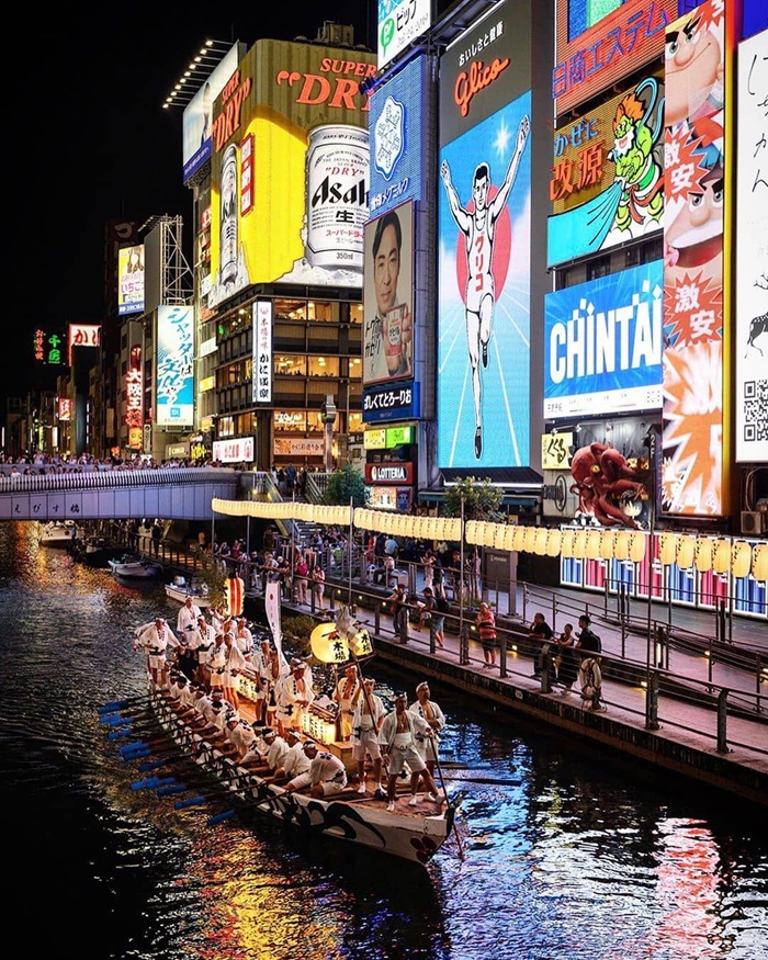Chiêm ngưỡng đoàn thuyền rực rỡ trong lễ hội Tenjin Matsuri tại Osaka. Nguồn: japanlives