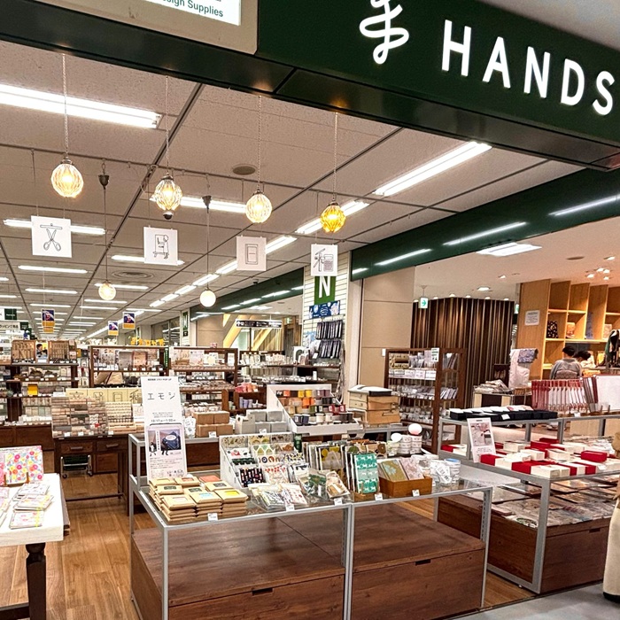 Tìm kiếm những món quà tặng mỹ phẩm nhỏ gọn tại Hands. Nguồn: cozycaproducts