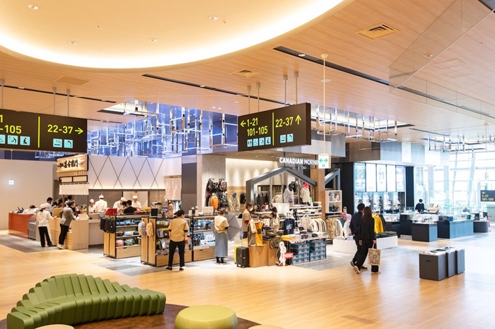 Mua mỹ phẩm miễn thuế chính hãng tại KIX DUTY FREE ở sân bay. Nguồn: vinciairports