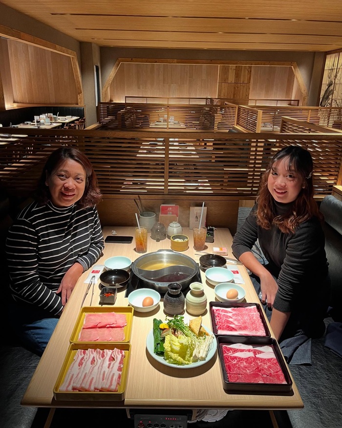 Thưởng thức nồi lẩu Shabu-shabu và Sukiyaki nóng hổi đậm đà tại Momo Paradise Shinjuku. Nguồn: momoparadise_shinjukuhigashi